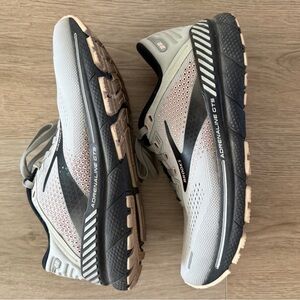 Brooks Shoes Womens 8
Adrenaline GTS 22 Running Comfort Cushion Gray Pink
Black
